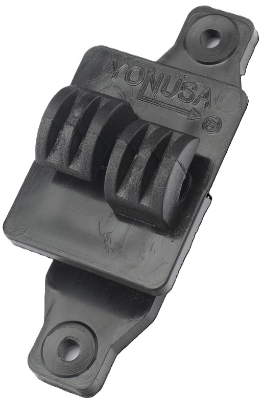 Yonusa AP101 / Aislador de paso | 2604 – Yonusa AP101 es un aislador diseñado para guiar el conductor en postes de línea de cercos eléctricos, fabricado en polipropileno virgen de alta densidad, ofrece aislamiento de 18 kV, resistencia mecánica 10.2 kg