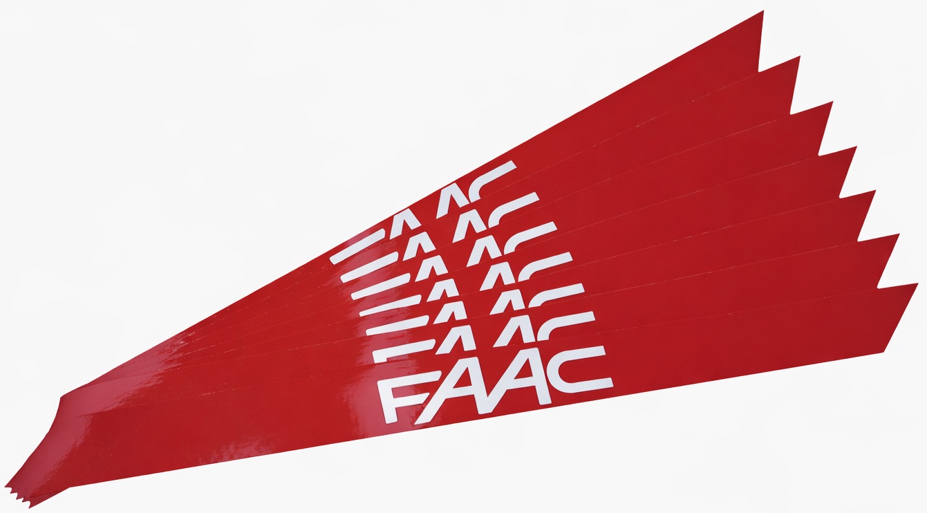 FAAC 490117 / Bandas reflectantes | 2604 – FAAC 490117 es un kit de adhesivos diseñado para aumentar la visibilidad de los brazos en barreras vehiculares, fabricado con material reflectante de alta intensidad, resistente a rayos UV y abrasión mecánica