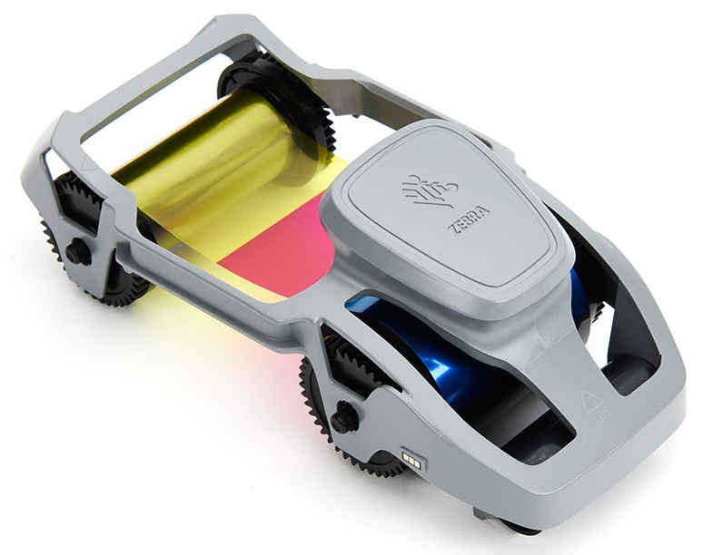 Cinta Color - YMCKO / Zebra 800300-350LA | 2607 – Zebra 800300-350LA es una cinta de color original de cinco paneles YMCKO con bloqueo de región para América Latina, diseñada para proporcionar impresiones fotográficas vibrantes y texto nítido