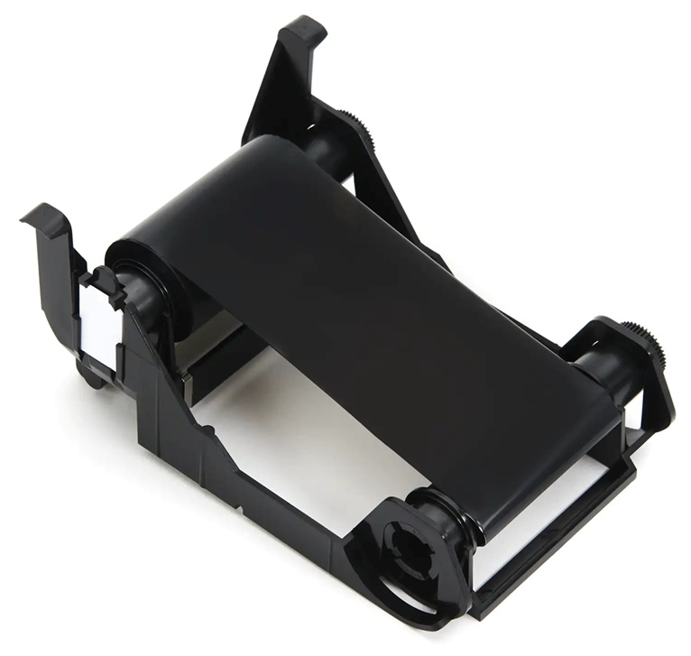 Cinta de Resina – Negro / Zebra 800011-101 | 2607 – Zebra 800011-101 es una cinta de resina negra (K) original equipada con un cartucho biodegradable Load-N-Go para impresión de tarjetas en impresoras Zebra ZXP Series 1. Cinta True Colours Load-N-Go
