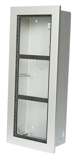 Caja de montaje para tres módulos / Dahua VTM128 | 2610 – Dahua VTM128 es una caja de montaje para tres módulos con Construcción en aluminio, Acabado plateado, Compatibilidad con panel VTM126 y equipos de la serie VTO4202F-X, Instalación superficial