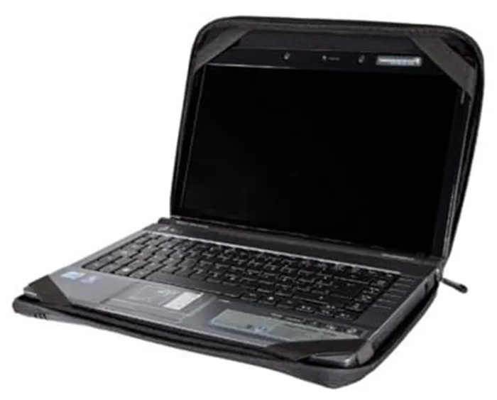 Funda para Laptop / Esenses SOFT-01BLACK | 2605 – Esenses SOFT-01BLACK es una funda diseñada para portátiles de 13 a 14 pulgadas, cuenta con material externo de nylon 100%, tiras elásticas internas para sujeción, bolsillo frontal de fácil acceso