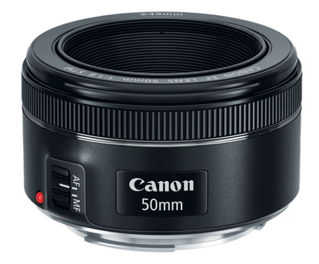 Lente Fotográfico / Canon EF 50mm f/1.8 STM | 2607 – Canon EF 50mm f/1.8 STM es un lente de distancia focal fija diseñado para cámaras Canon EOS con montura EF. Ofrece Distancia focal: 50 mm, Apertura máxima: f/1.8 / mínima: f/22, Montura: Canon EF