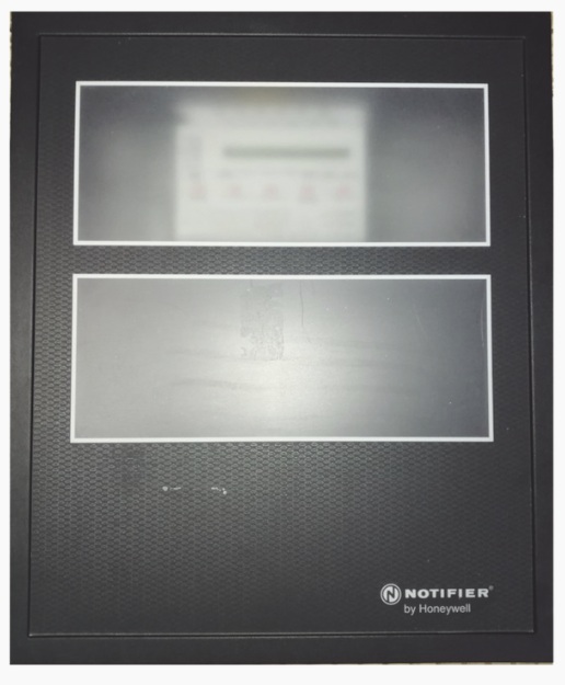 Puerta para Gabinete / Notifier DR-B4 | 2604 - Notifier DR-B4 es una puerta frontal de dos niveles diseñada para proteger y permitir la visualización de los componentes internos en gabinetes de la serie CAB-4, su función es cubrir chasis y módulos