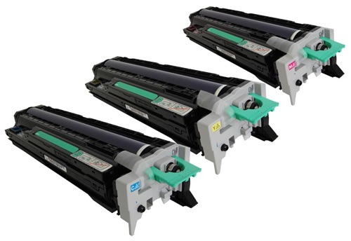 Drum Ricoh 403116 / CMY 40.000 Páginas | 2608 – Ricoh 403116 es una unidad de tambor tipo SP C820DN Color Drum para impresoras y copiadoras Ricoh, Tecnología de impresión: Laser color, Elementos incluidos 3x fotoconductores (Cian, Magenta, Amarillo)