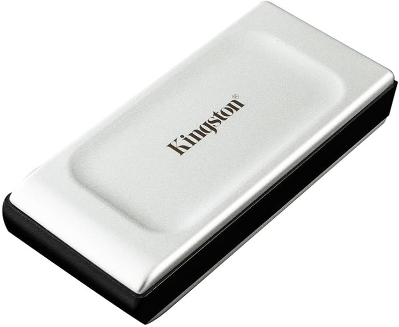 SSD Externo 4TB USB-C / Kingston SXS2000/4000G | 2512 – SSD externo portátil Kingston XS2000 de 4TB diseñado para alto rendimiento y movilidad. Utiliza interfaz USB 3.2 Gen 2x2 (20Gbps) con conector USB-C, velocidades de transferencia de hasta 2000MB/s